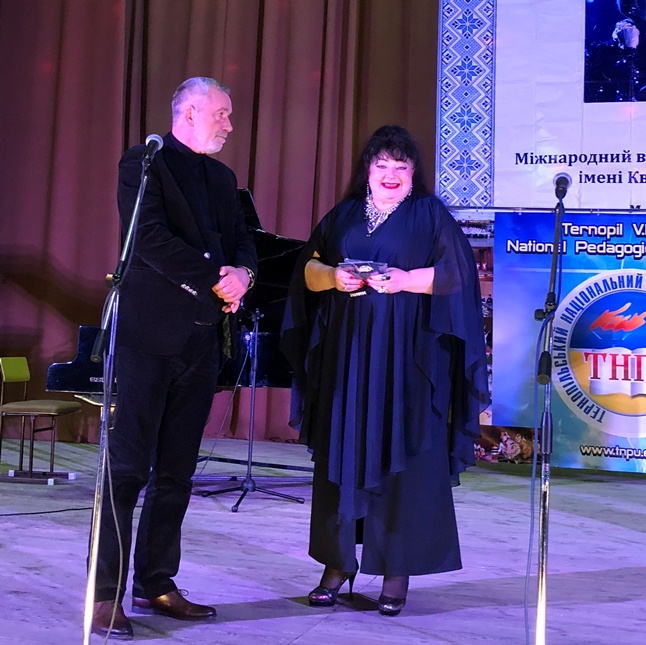 Журі фестивалю  начальник управління культури і мистецтв Тернопільської міської ради,  співак, композитор  Олександр Смик та Заслужена артистка України   Ірина Персанова (1).jpeg